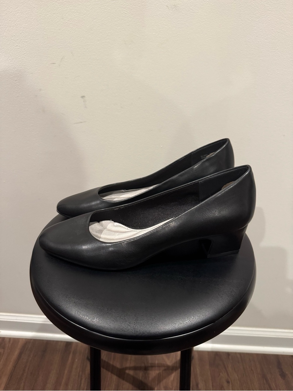 Easy Street Classic Black Low Heel Women's Pumps size 11M